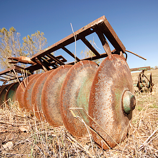 Vieille machine agricole dans un champ
