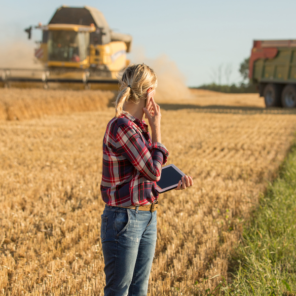 Agricultrice connectée avec la MSA