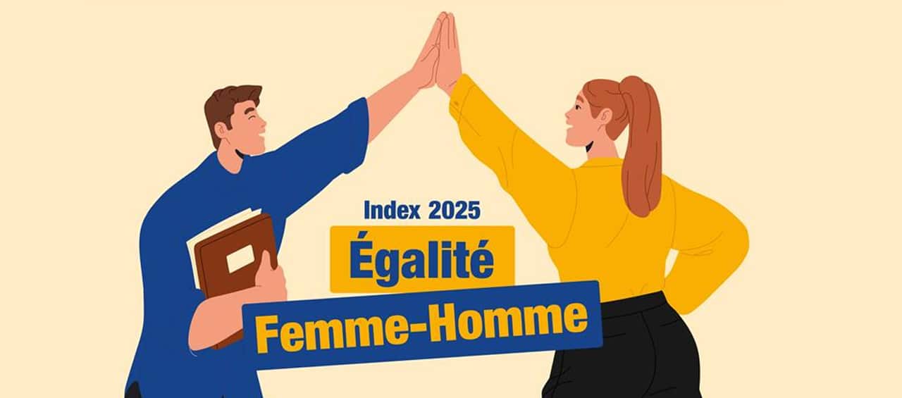 Un homme et une femme se tapant dans la main pour célébrer leur égalité